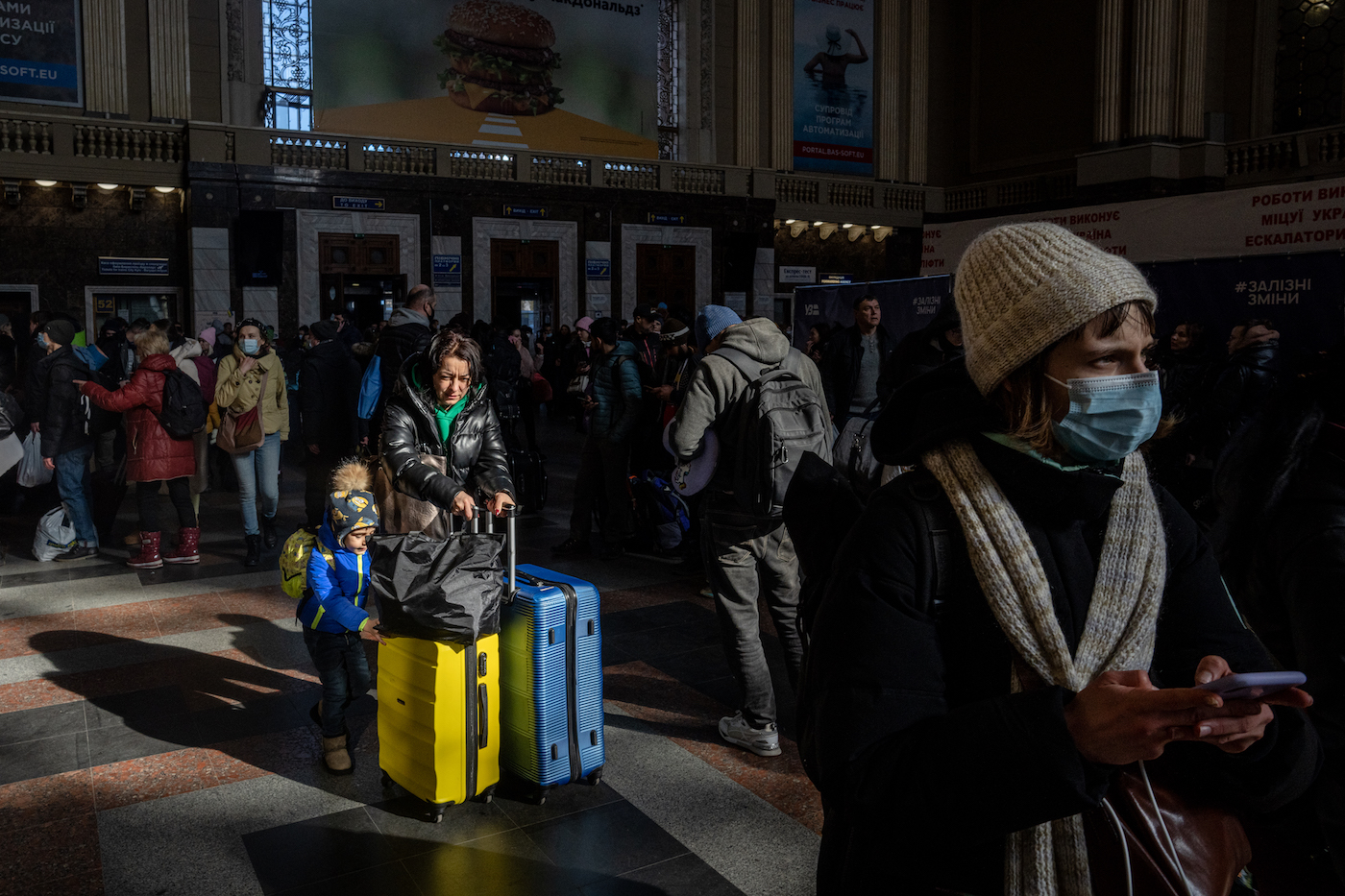 A mother and her child flee Kyiv through the central train station of the city. Kyiv, Ukraine in February, 2022 Wolfgang Schwan